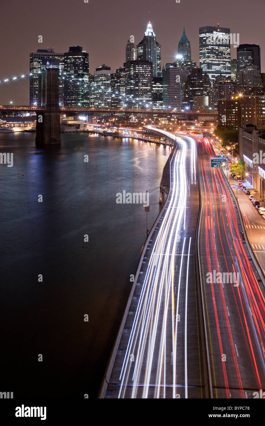 USA, New York, Brooklyn, Overhead Blick auf die Brooklyn Bridge und Parkway entlang East River mit Lower Manhattan skyline Stockfoto