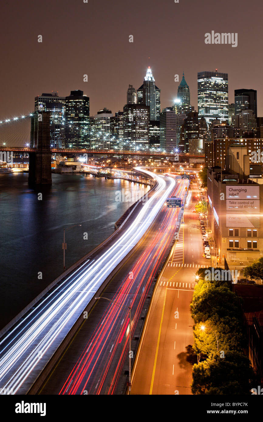 USA, New York, Brooklyn, Overhead Blick auf die Brooklyn Bridge und Parkway entlang East River mit Lower Manhattan skyline Stockfoto
