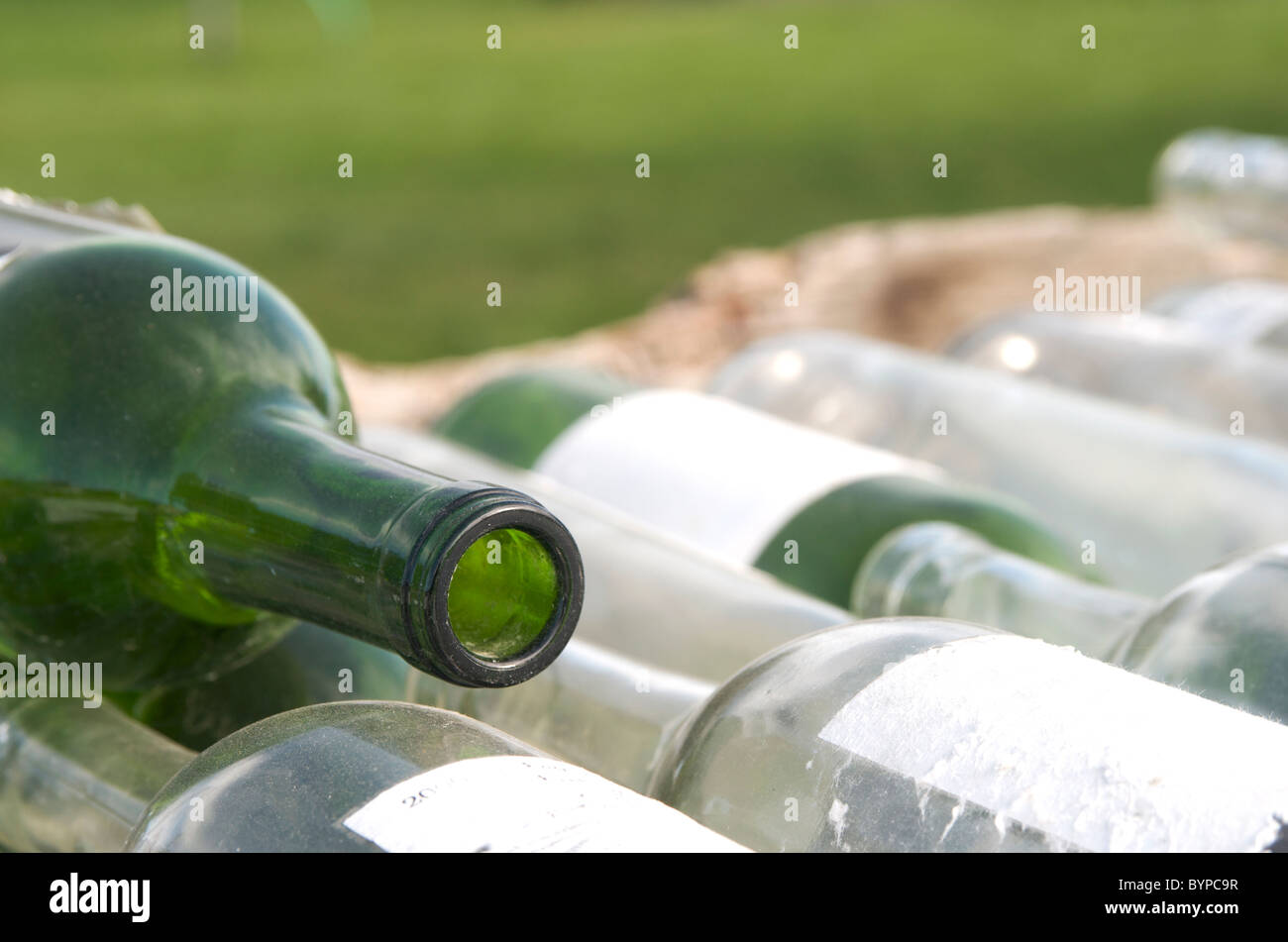 Stapel von leeren klar und grüne Weinflaschen bereit für Recycling oder Müll Stockfoto