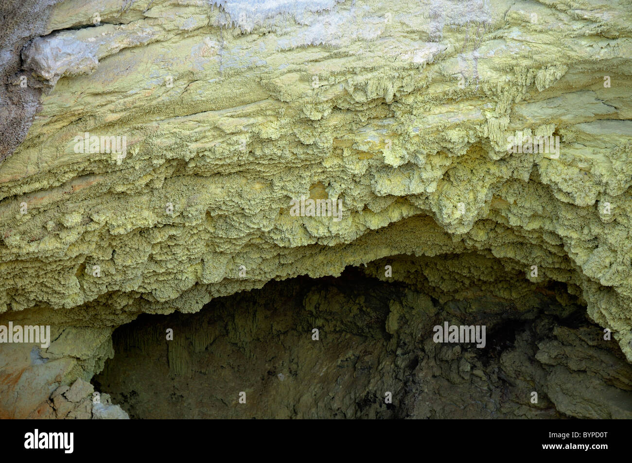 Ablagerungen von elementaren Schwefel um Öffnungen in Wai-o-Tapu geothermal Region in Neuseeland Stockfoto