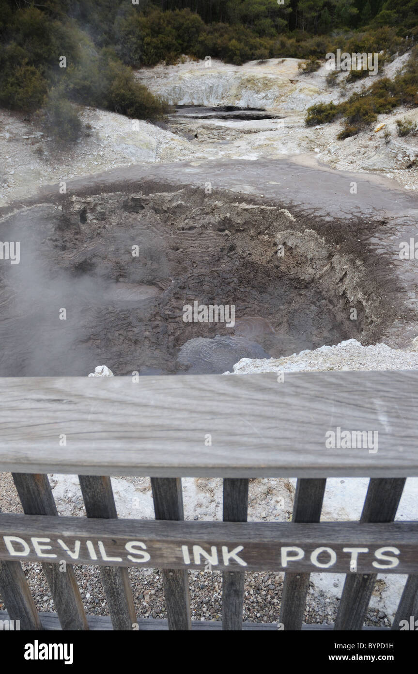 Des Teufels Tinte Töpfe, kochendem Schlamm Funktionen in Wai-o-Tapu geothermal Gegend in Neuseeland Stockfoto