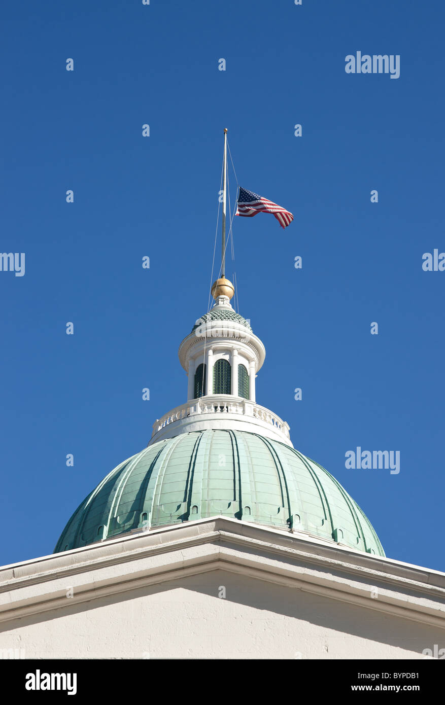 US-Flagge auf Halbmast auf dem Saint Loius Gerichtsgebäude Stockfoto