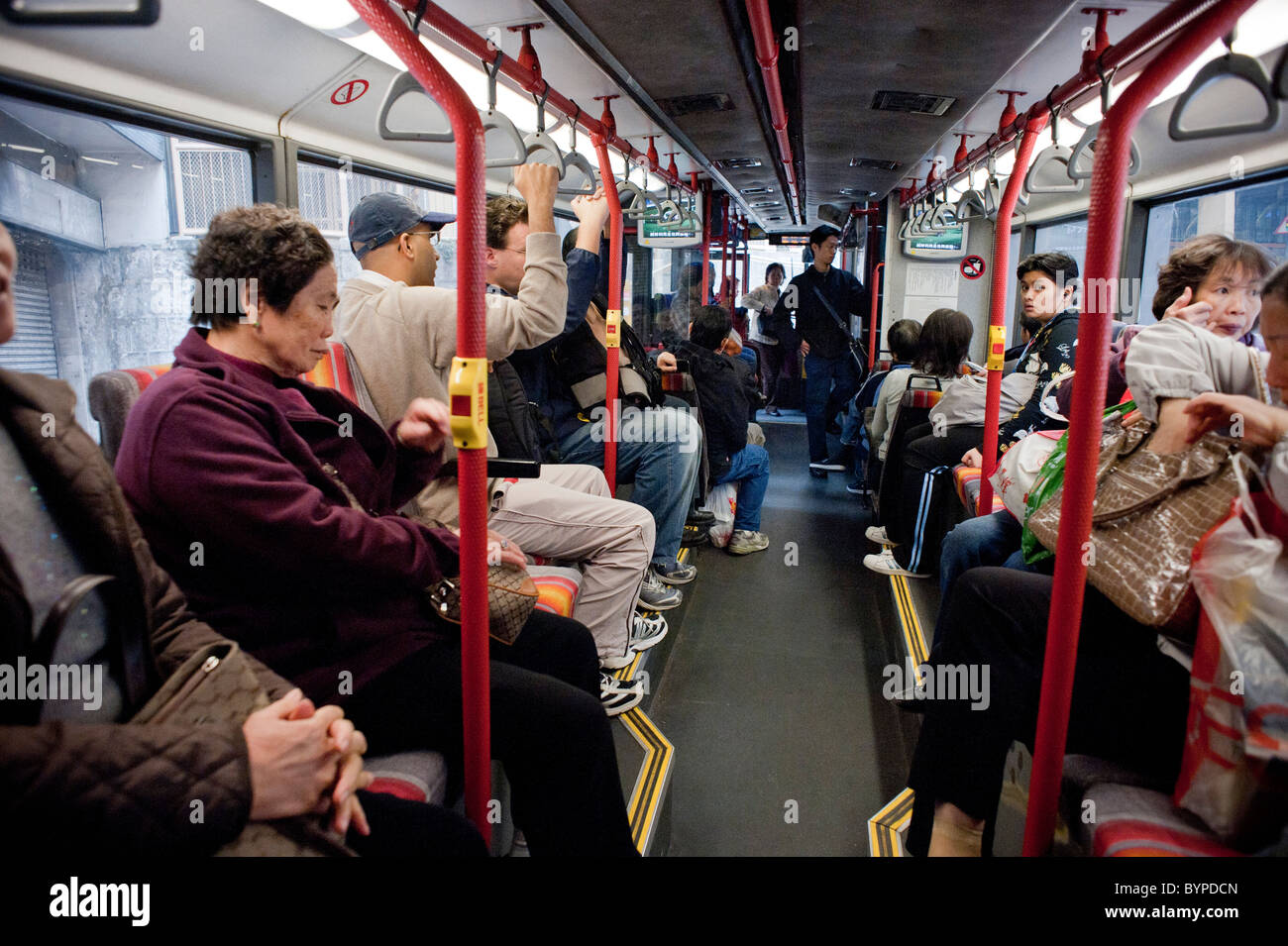 Im Bus auf Hong Kong Island. Die Stadt hat ein sehr gute und umfangreiche öffentliches Verkehrssystem. Stockfoto