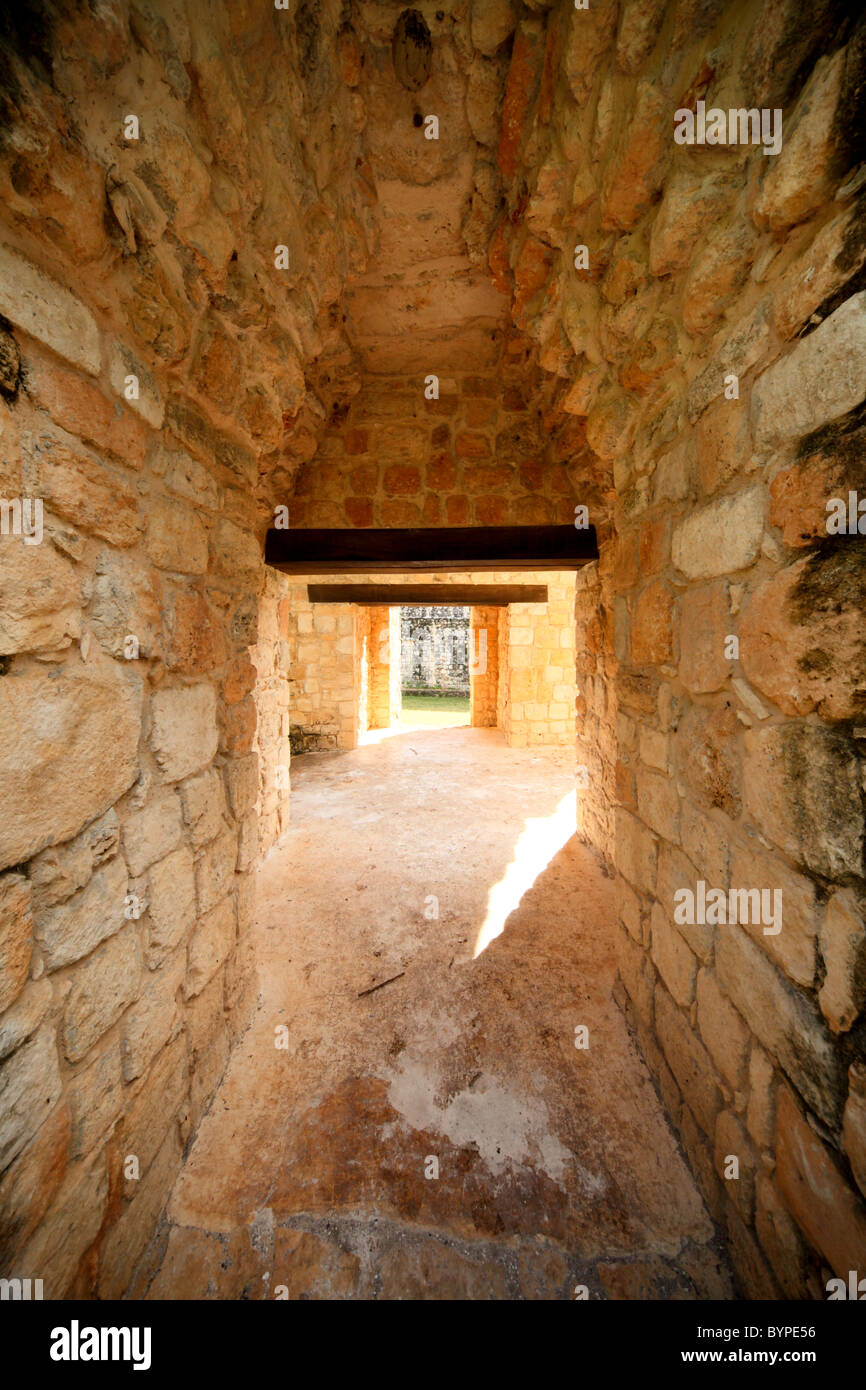 INNERHALB DES SACABE ARCH, MAYA RUINEN VON EK BALAM, YUCATAN, MEXIKO Stockfoto