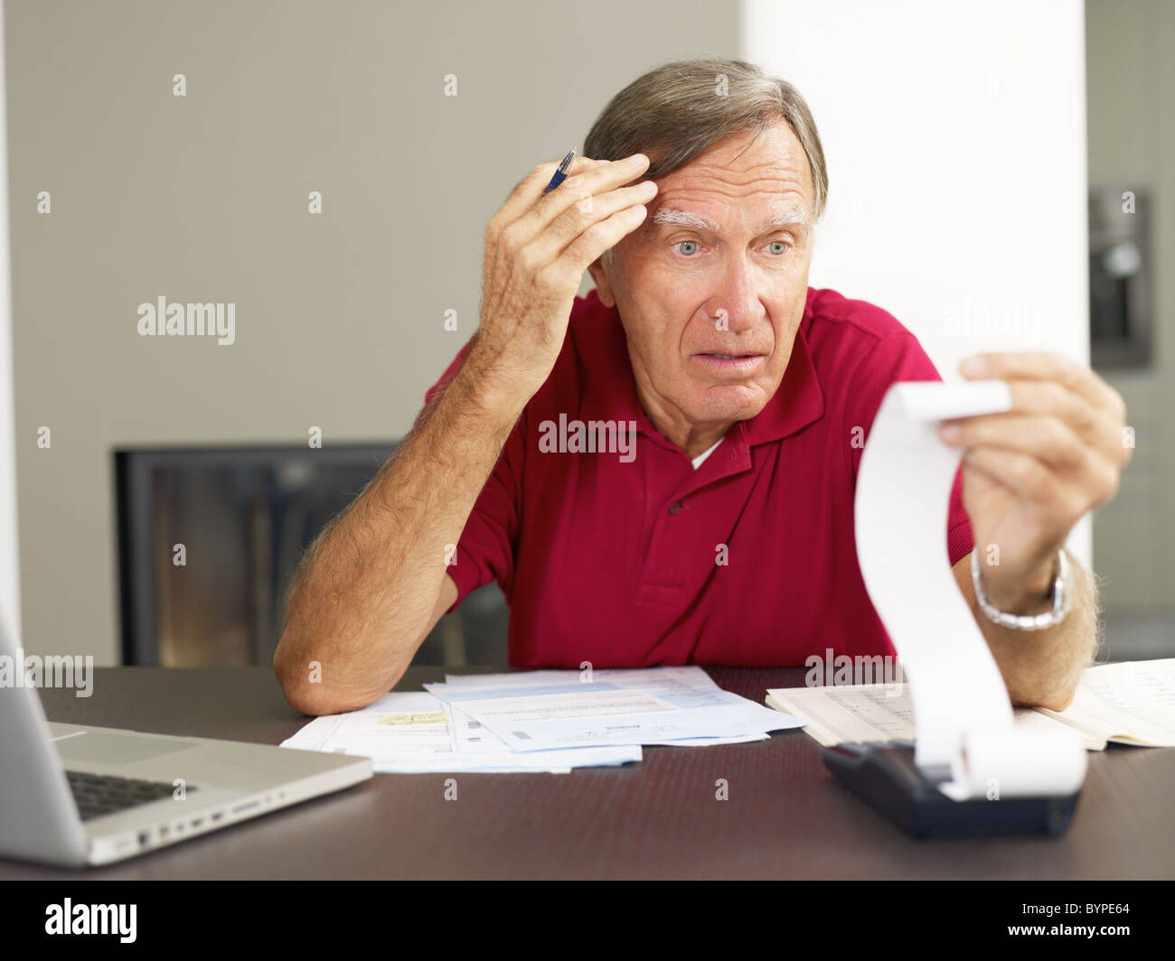 Ältere Mann besorgt über seine privaten Finanzen. Stockfoto