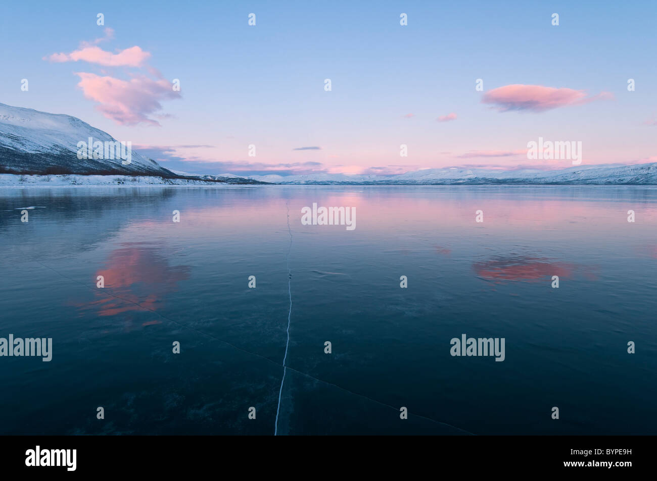 Schauen Sie über den gefrorenen See Tornetraesk, Abisko, Lappland, Schweden Stockfoto