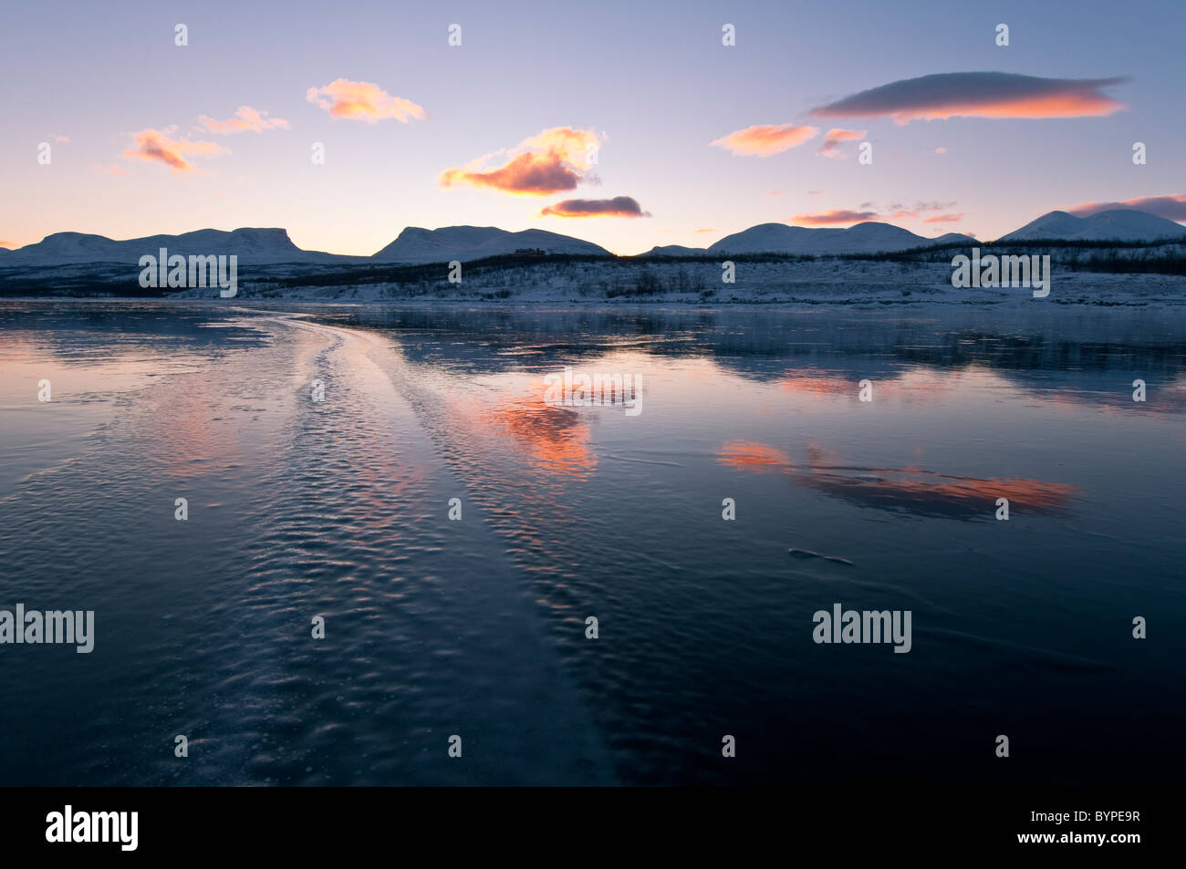 Reflexion des berühmten "Lappenforte" Berge in gefrorenen See Tornetraesk, Abisko, Lappland, Schweden Stockfoto