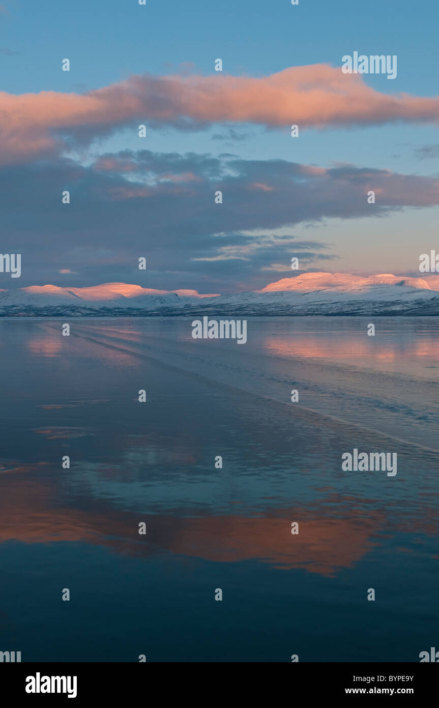 Reflexion des Gebirges in gefrorenen See Tornetraesk, Abisko, Lappland, Schweden Stockfoto