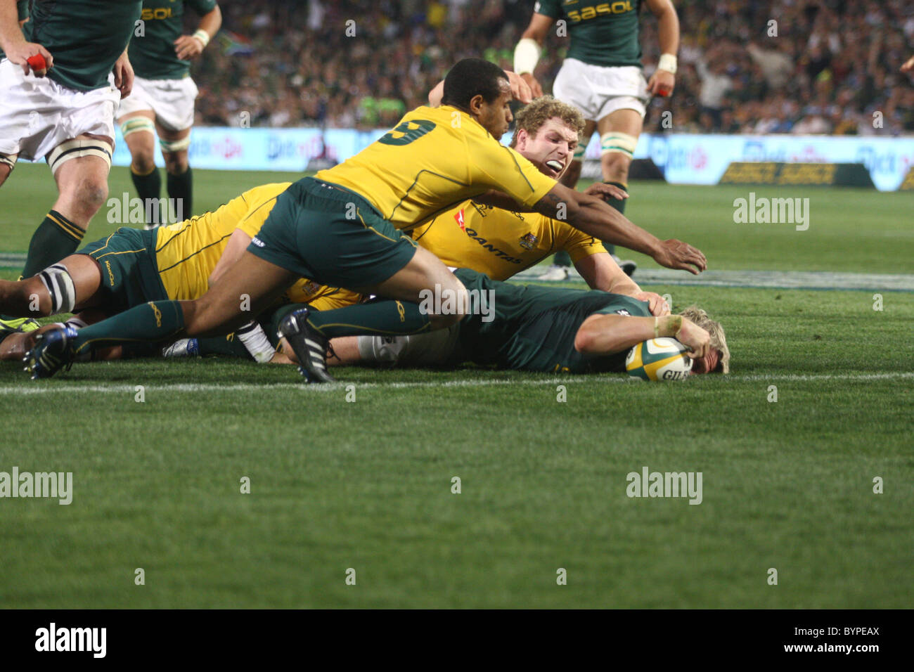 Jean de Villiers erhält einen Versuch gegen die Australier bei Tri Nations Match in Bloemfontein, 2010 Stockfoto