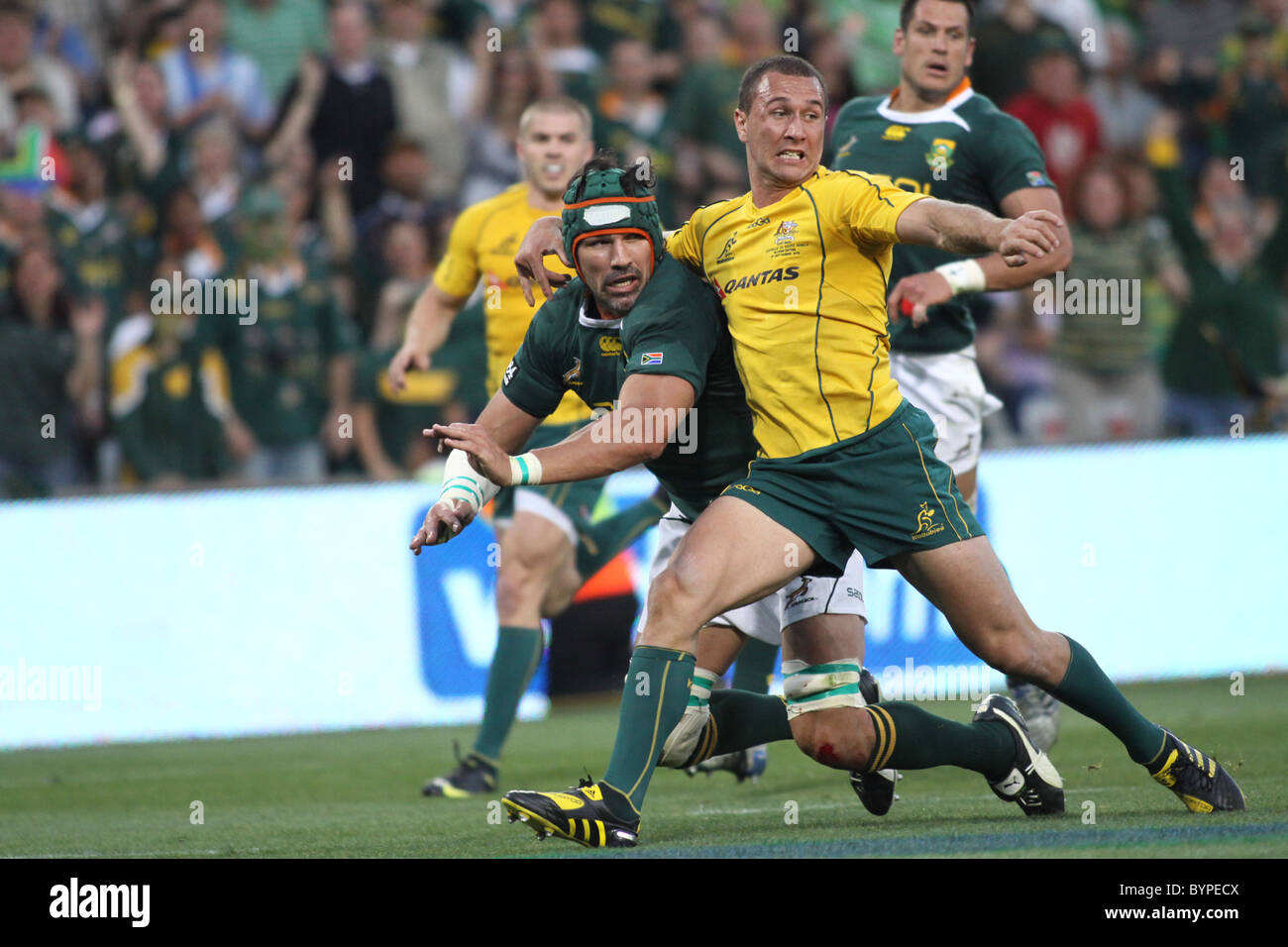 Victor Matfield bekommt Tackeld bei den versuchen Nationen Rugbymatch zwischen Südafrika und Australien Stockfoto