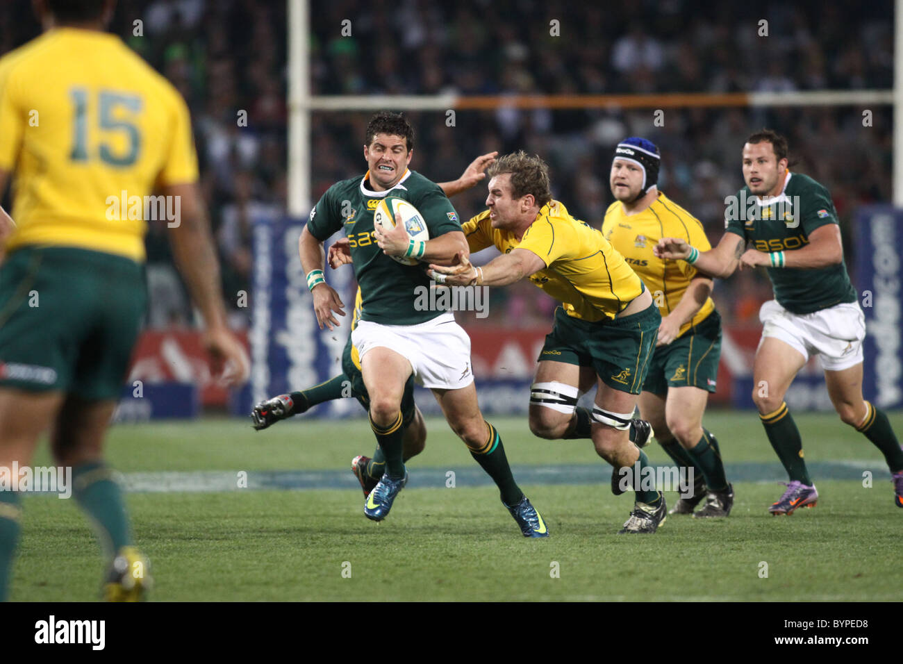 Morné Steyn entzieht sich einen Zweikampf und versucht, mit dem Ball laufen während der Tri Nations Rugby-Turnier im Jahr 2010 Stockfoto