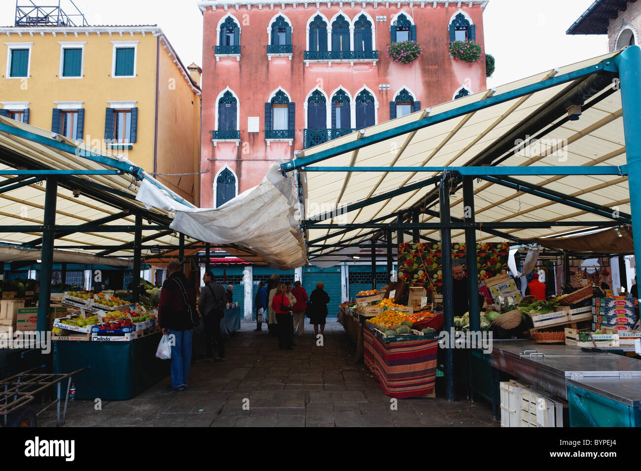 Menschen beim Einkaufen auf dem Markt von Rialto, Venedig, Italien Stockfoto