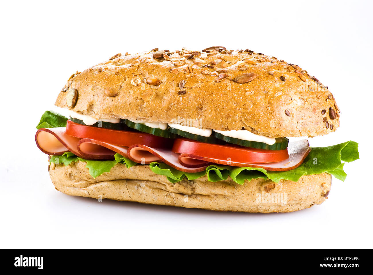 Frisch zubereitetes Sandwich mit Schinken und Gemüse über weiß Stockfoto