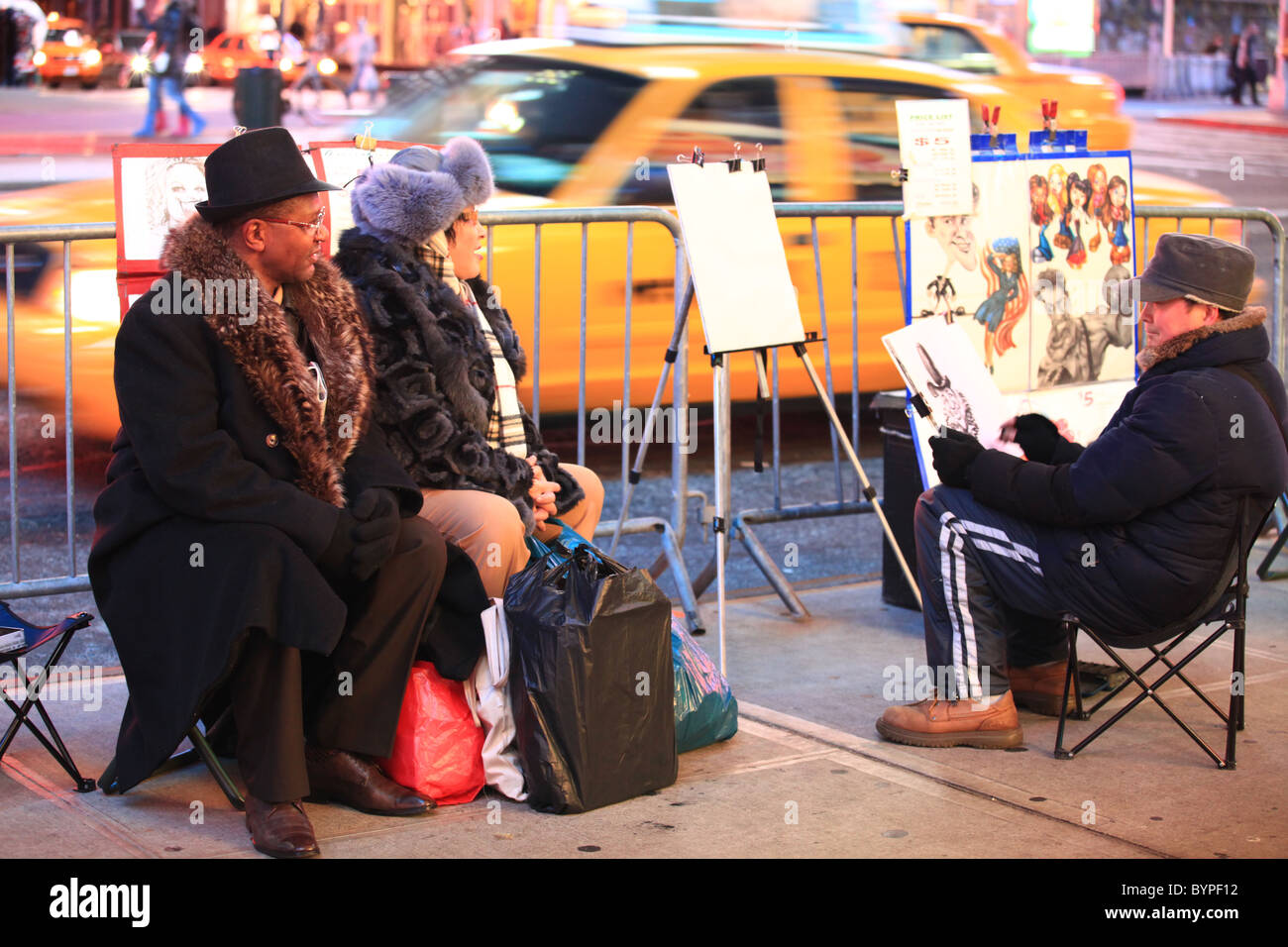 Touristen mit Porträt genommen durch Straße Karikatur-Künstler in Times Square in New York, Dezember 2010 Stockfoto