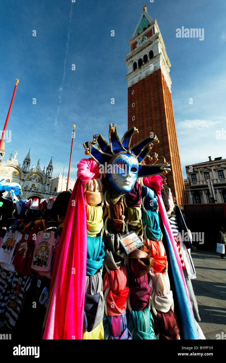 Venezianische Maske und Schals für den Verkauf an ein Straßenhändler, St. Markusplatz, Venedig, Italien Stockfoto