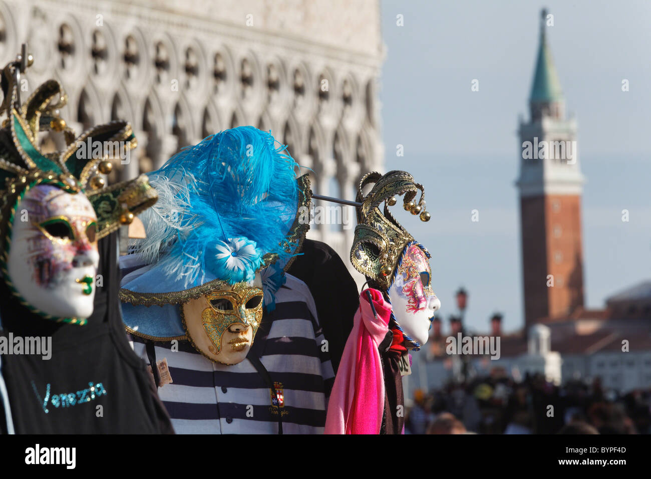 Nahaufnahme des venezianischen Masken zum Verkauf, Markusplatz, Venedig, Italien Stockfoto