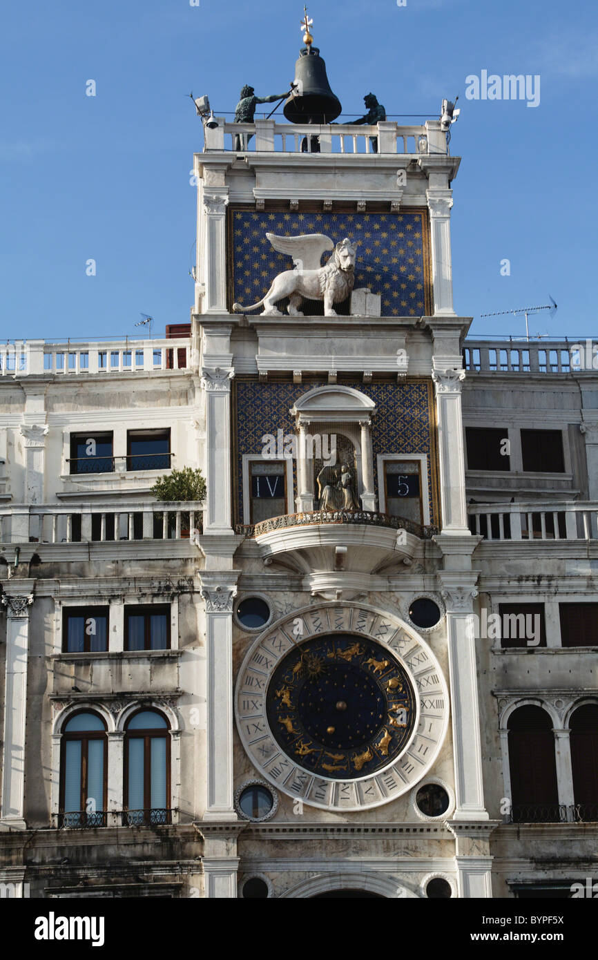 Nahaufnahme der Uhrturm der Markusplatz, Venedig, Italien Stockfoto