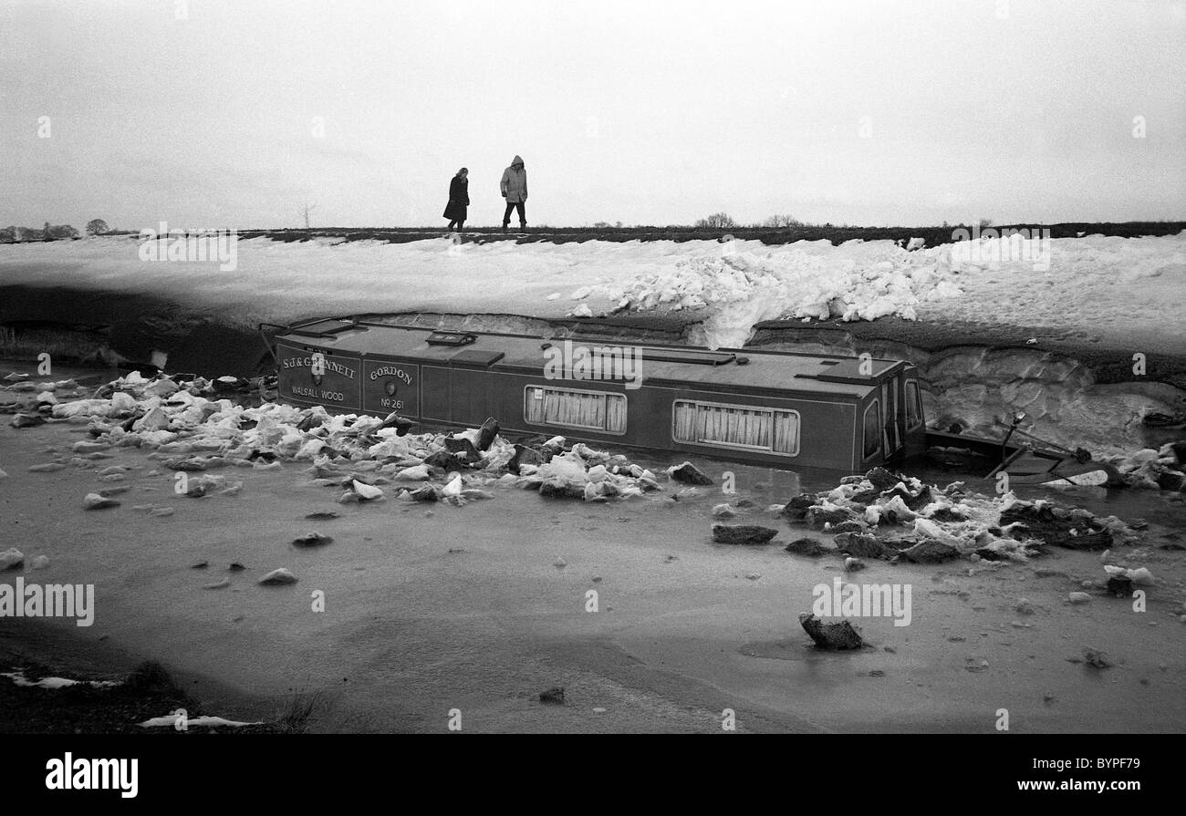 Narrowboat im gefrorenen Kanal Norbury Junction in Staffordshire auf dem Shropshire-Union-Kanal 17.02.1985 Stockfoto