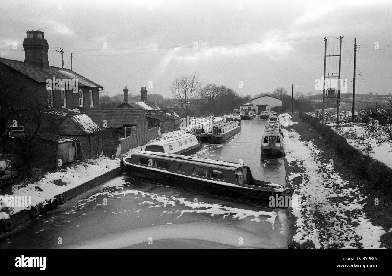 Narrowboats in gefrorenen Kanal Norbury Junction in Staffordshire auf dem Shropshire-Union-Kanal 17.02.1985 Stockfoto