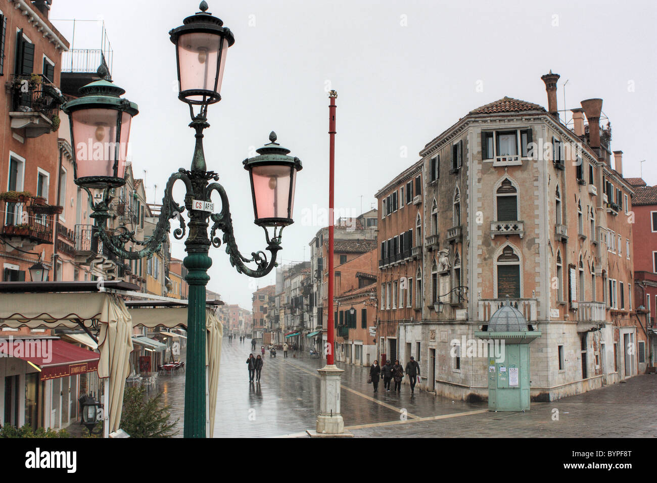 Regentag in der Via Giuseppe Garibaldi, Venedig Stockfoto