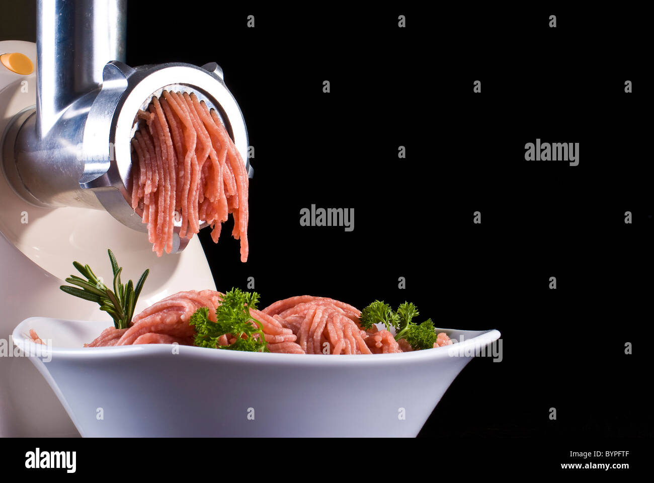 Schüssel mit Hackfleisch mit elektrischen Fleischwolf Stockfoto