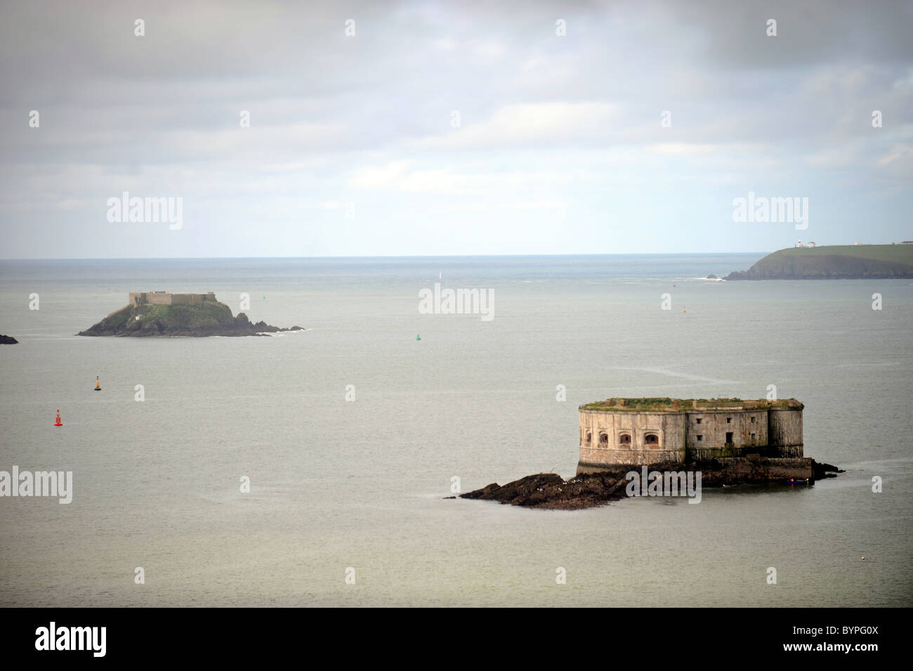 Blick vom Milford Haven über die Bucht auf Stack Rock und Thorn Insel hinaus Wales UK Stockfoto