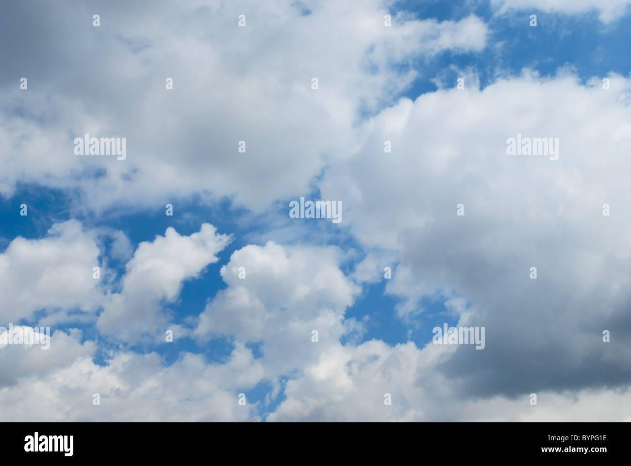 lebendige Tag Himmelshintergrund. Wolkengebilde Stockfoto