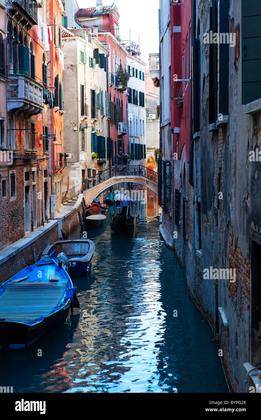 Blick auf den schmalen Kanal mit typisch venezianischen Gebäuden, Venedig, Italien Stockfoto