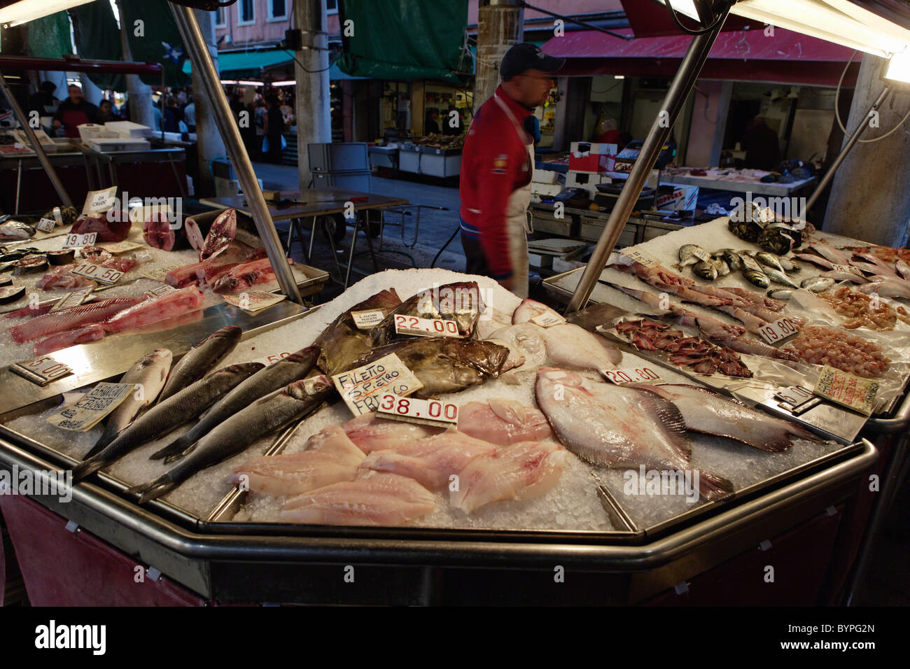 Frischer Fisch werden angezeigt auf dem Eis auf dem Fischmarkt von Rialto, Venedig, Italien Stockfoto