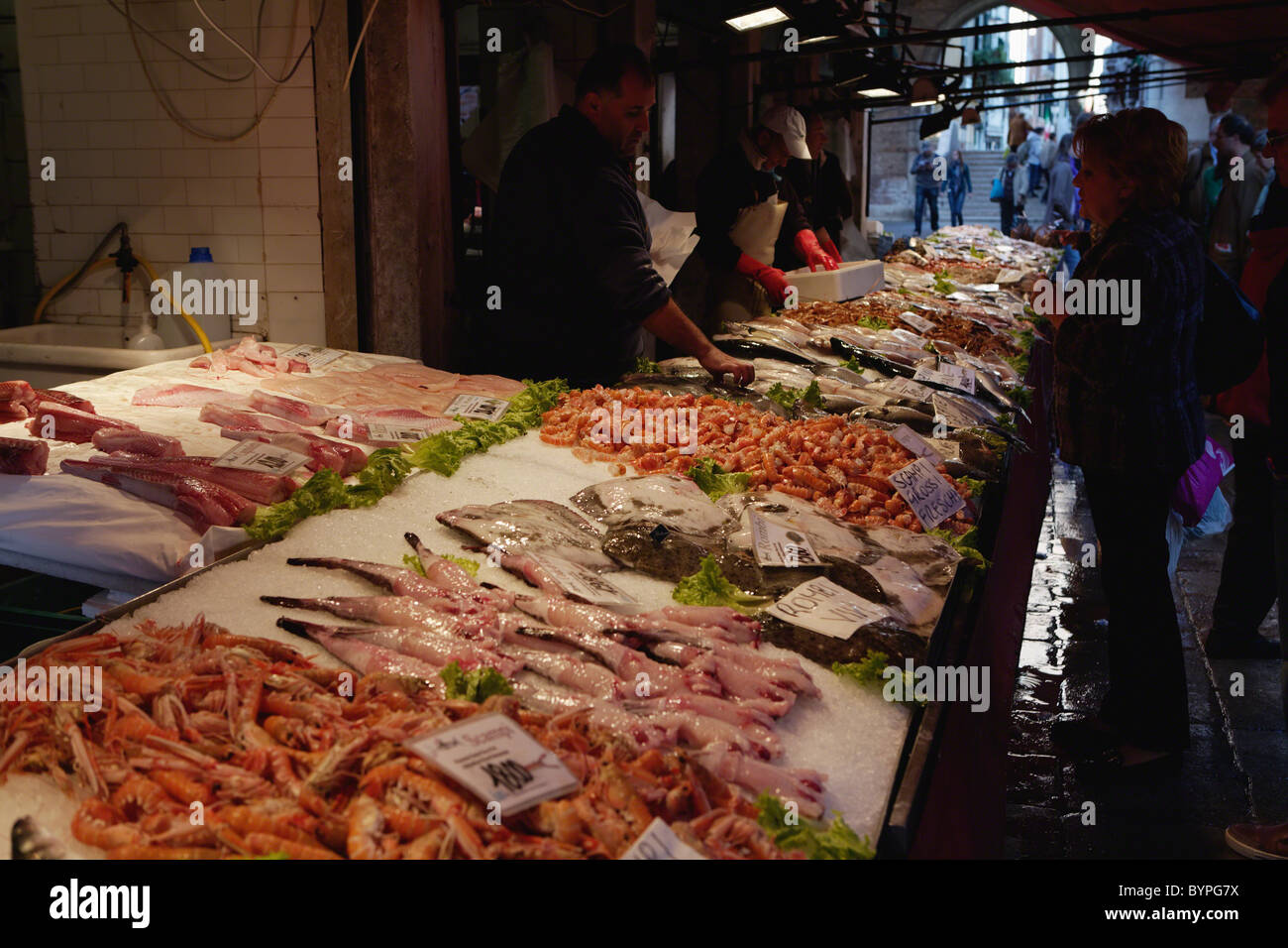 Lokale Leute einkaufen auf dem Fischmarkt von Rialto, Venedig, Italien Stockfoto