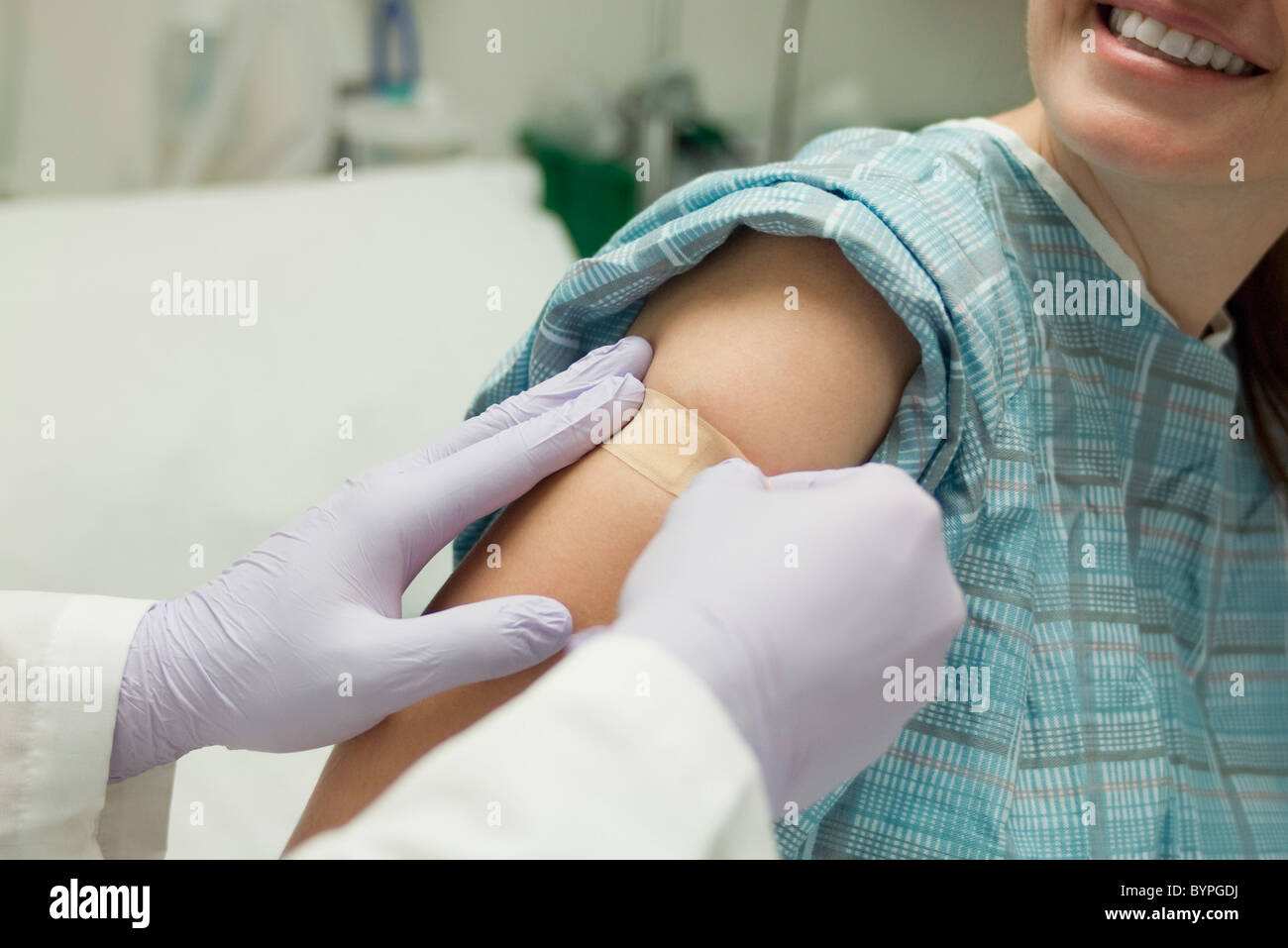 Arzt anwenden Pflaster zu Arm des Patienten Stockfoto