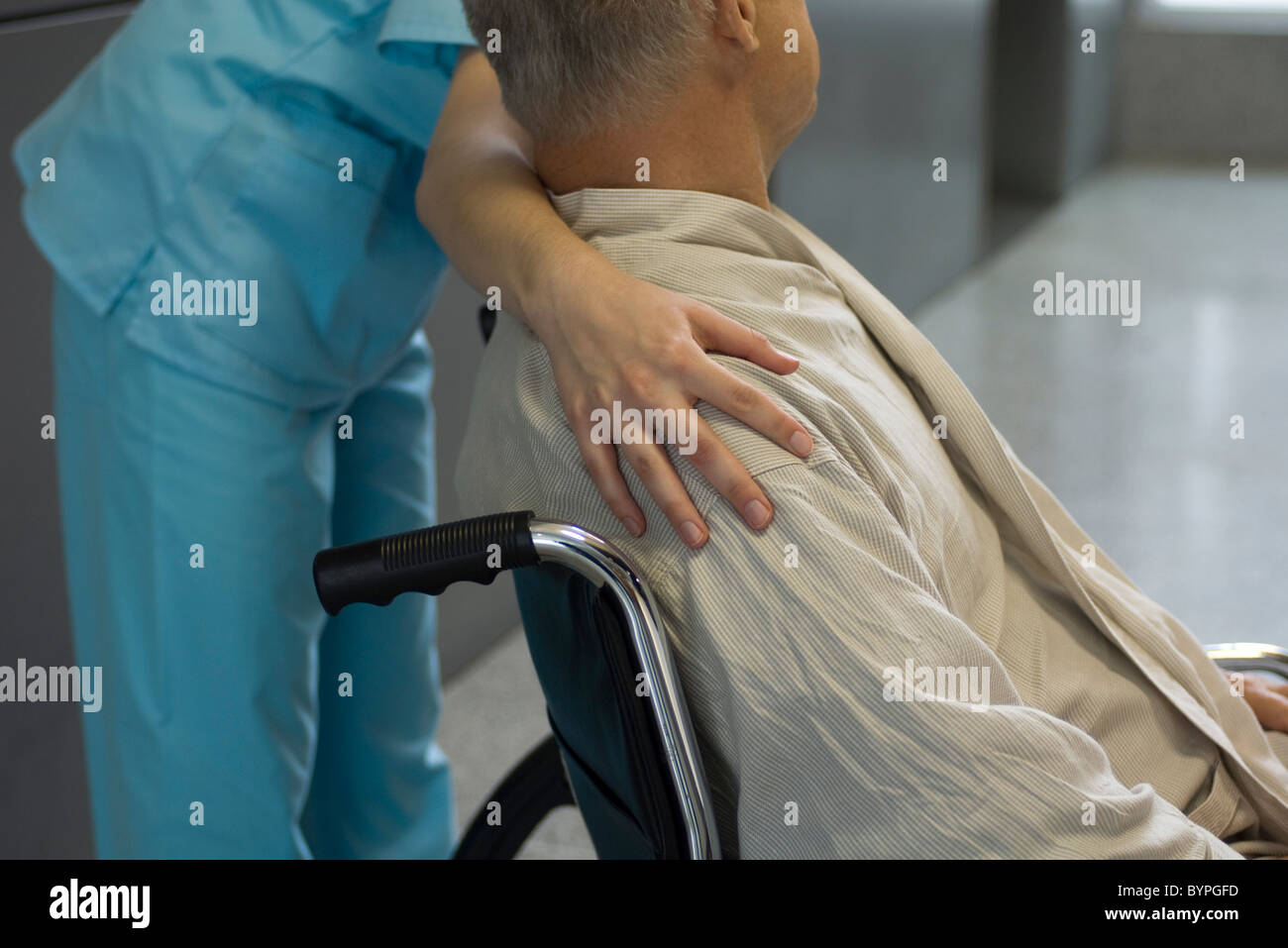 Krankenschwester helfen Patienten im Rollstuhl, beschnitten Stockfoto