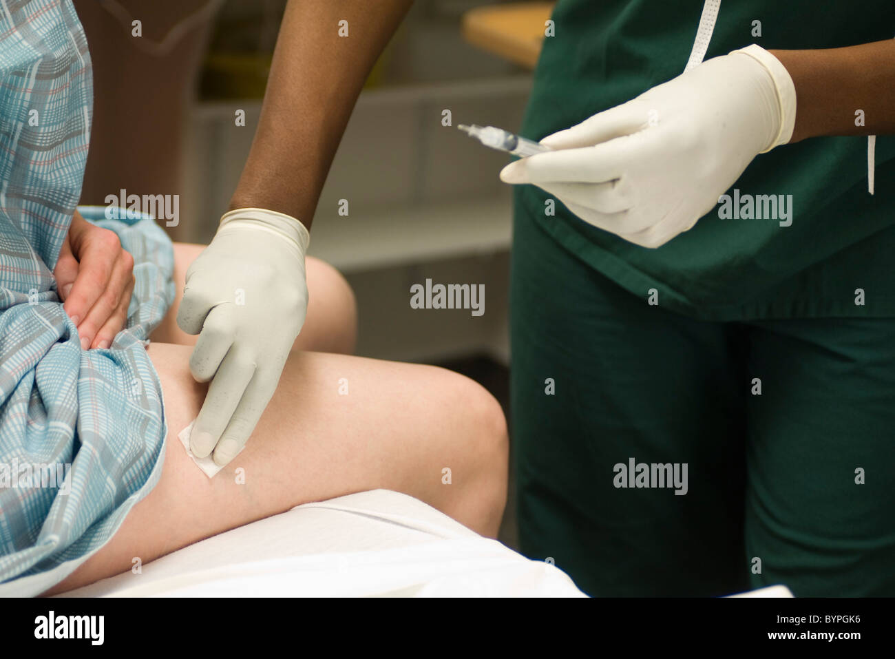 Krankenschwester swabbing Bein des Patienten nach der Verabreichung ein Schuss Stockfoto Krankenschwester swabbing Bein des Patienten nach der Verabreichung ein Schuss Stockfoto