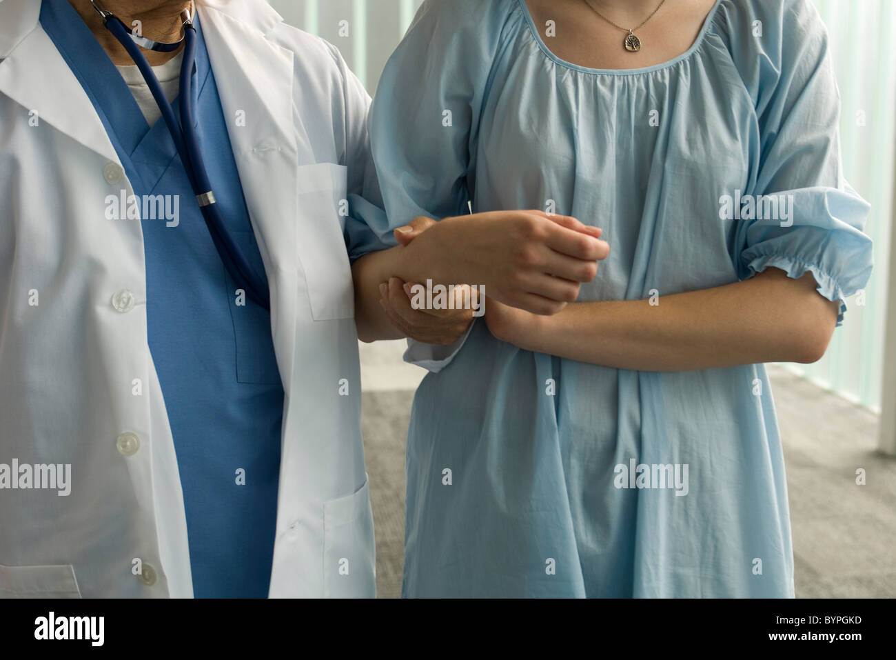 Patient hält sich an die Krankenschwester ist Arm für Unterstützung Stockfoto