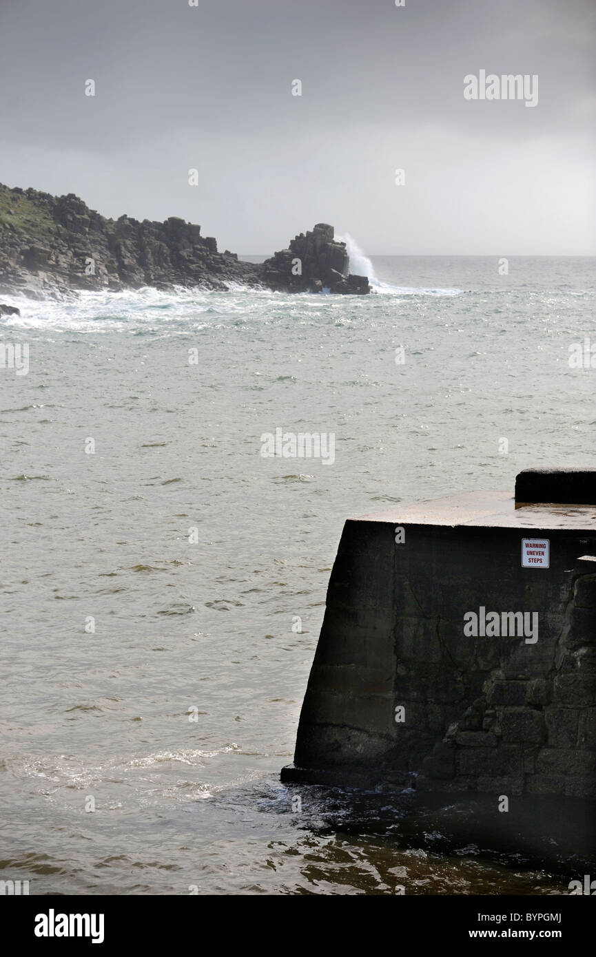 Landzunge am später Bucht an der südlichen Küste von Cornwall mit seiner unverwechselbaren verbunden Granit Felsen Formationen UK Stockfoto