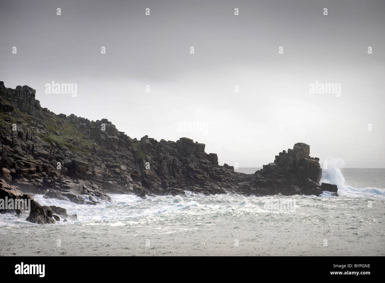 Landzunge am später Bucht an der südlichen Küste von Cornwall mit seiner unverwechselbaren verbunden Granit Felsen Formationen UK Stockfoto