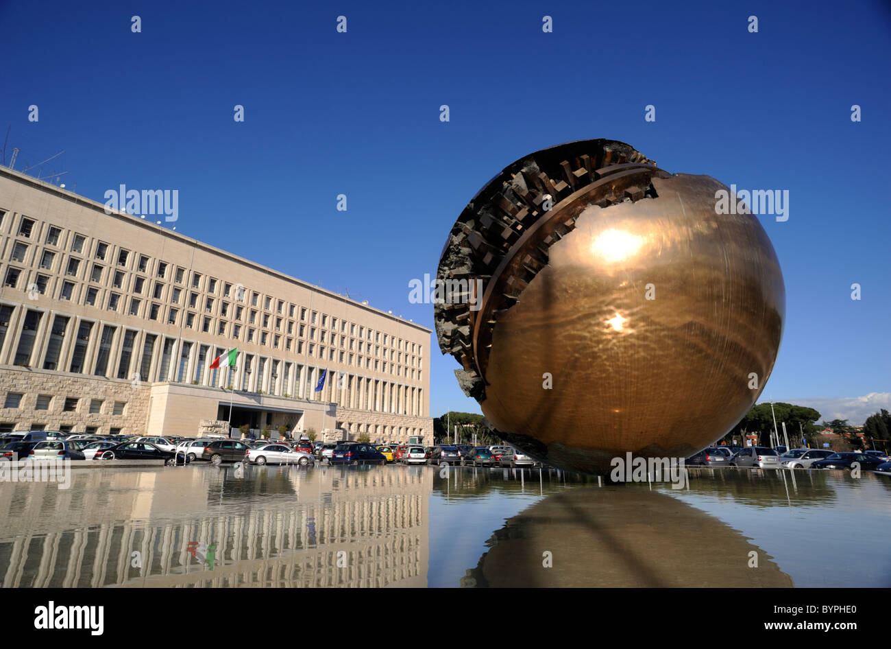 Italien, Rom, Palazzo della Farnesina, italienisches Ministerium für auswärtige Angelegenheiten, Skulptur Arnaldo Pomodoro Stockfoto