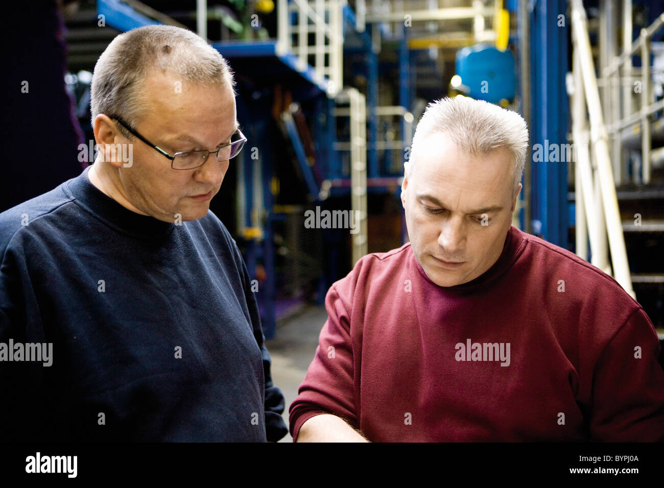 Textilarbeiter, eine Diskussion im Werk Stockfoto