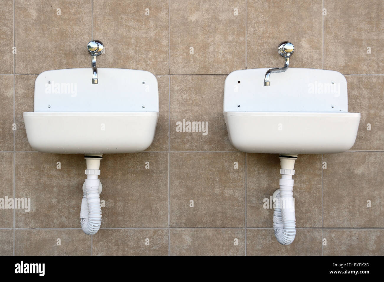 Zwei Waschbecken an der Wand. Stockfoto