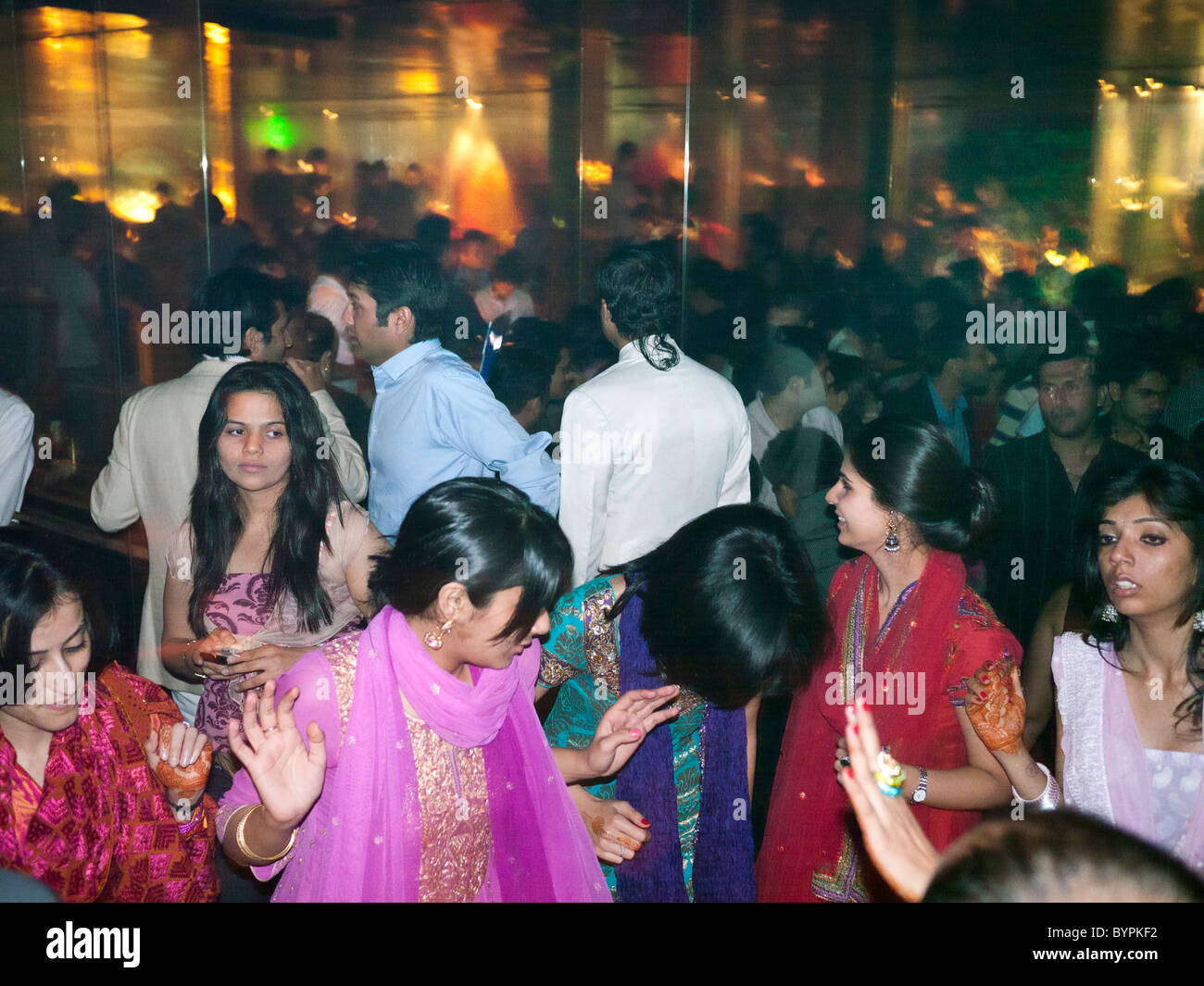 Indische Frauen tanzen ein Nachtclub in Mumbai Indien Stockfoto