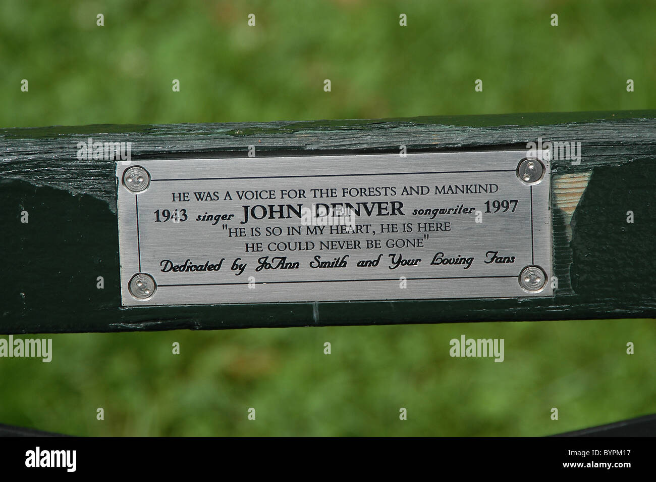 Dieses Denkmal mit dem Sänger John Denver befindet sich auf einer Bank am Strawberry Fields, Central Park, New York. Stockfoto