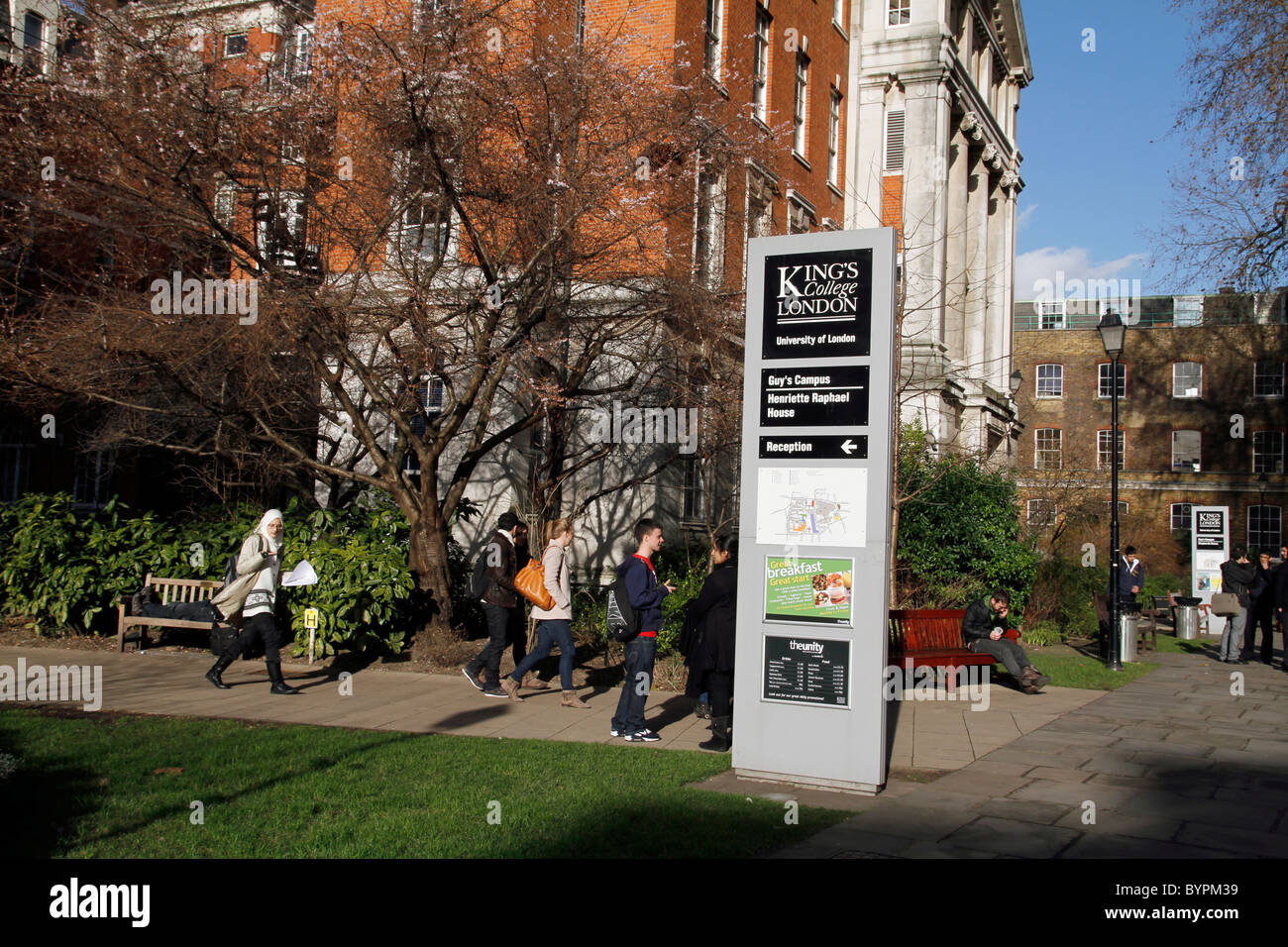 VEREINIGTES KÖNIGREICH. STUDENTEN AUF DEM CAMPUS DER KERLS LEHRKRANKENHAUS IN DER NÄHE VON LONDON BRIDGE Stockfoto