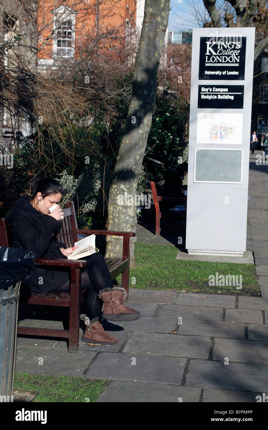 VEREINIGTES KÖNIGREICH. STUDENTEN AUF DEM CAMPUS DER KERLS LEHRKRANKENHAUS IN DER NÄHE VON LONDON BRIDGE Stockfoto