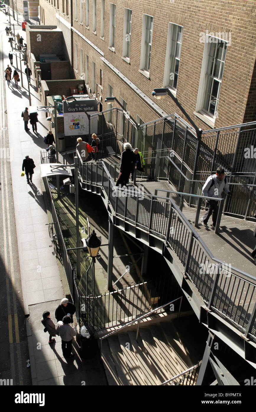 VEREINIGTES KÖNIGREICH. STUDENTEN AUF DEM CAMPUS DER KERLS LEHRKRANKENHAUS IN DER NÄHE VON LONDON BRIDGE Stockfoto
