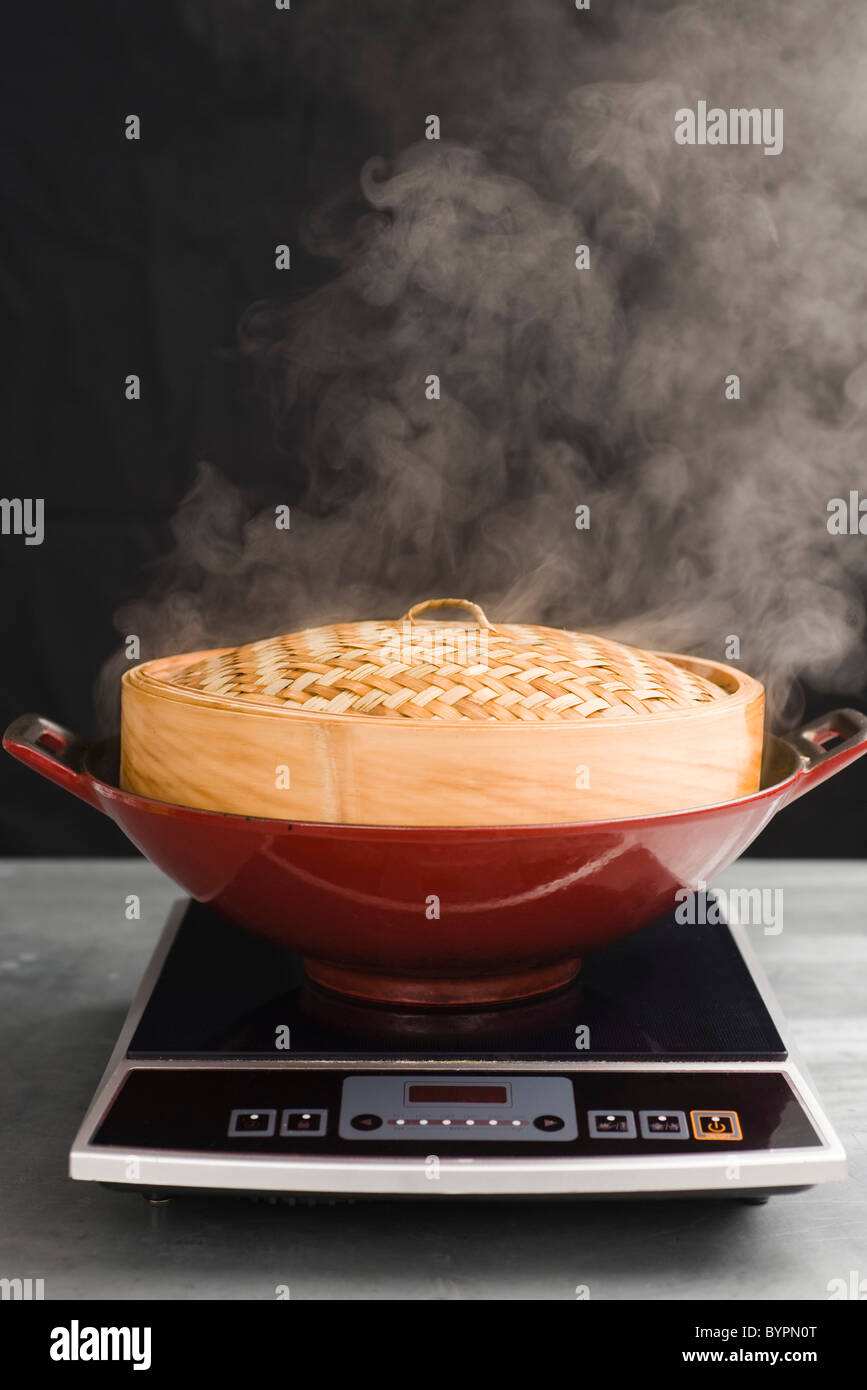 Kochen mit Dämpfeinsatz Stockfoto
