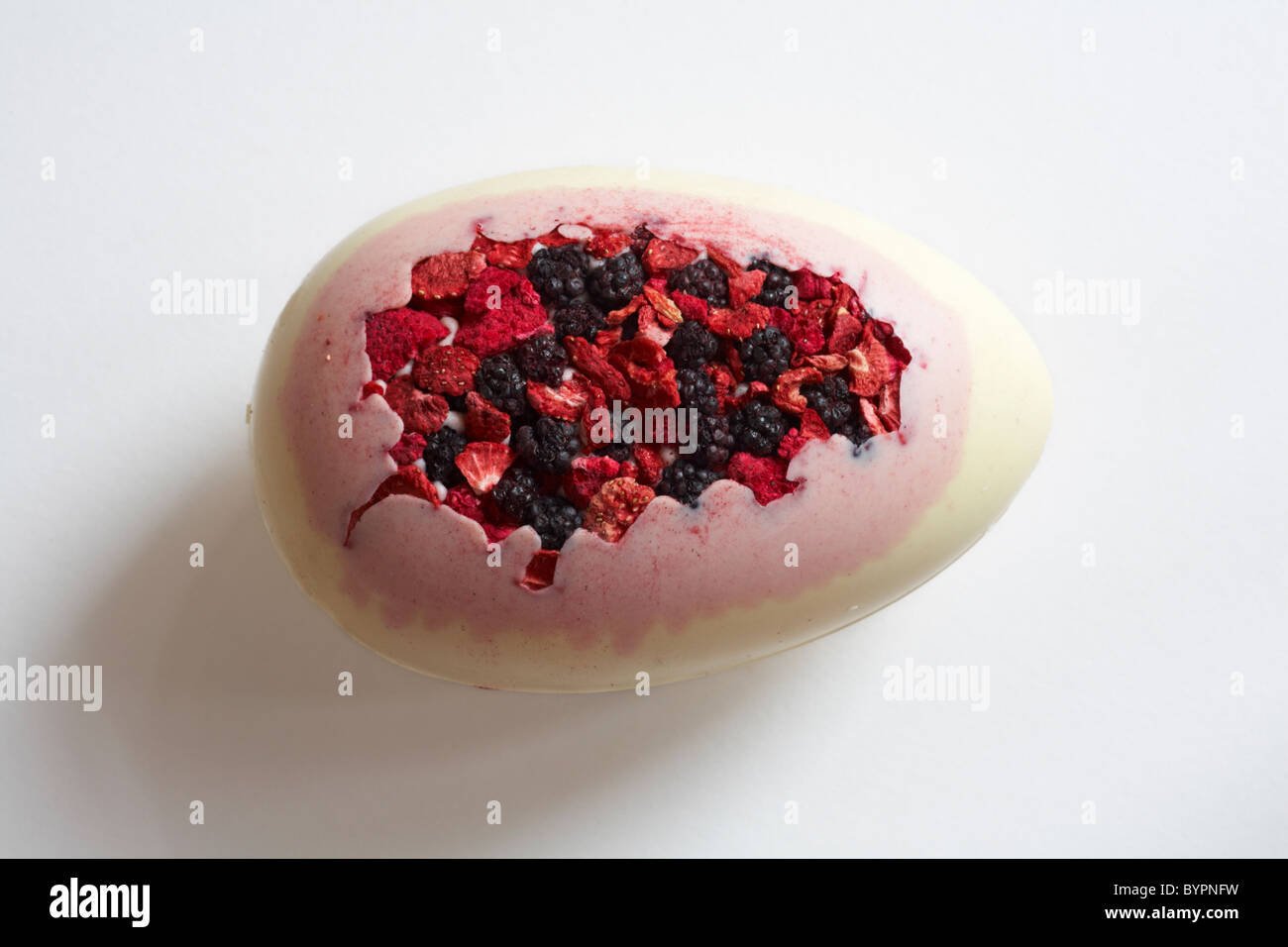 Weiße Luxus-Schokolade und Trockenfrüchte Osterei isoliert auf weißem Hintergrund Stockfoto