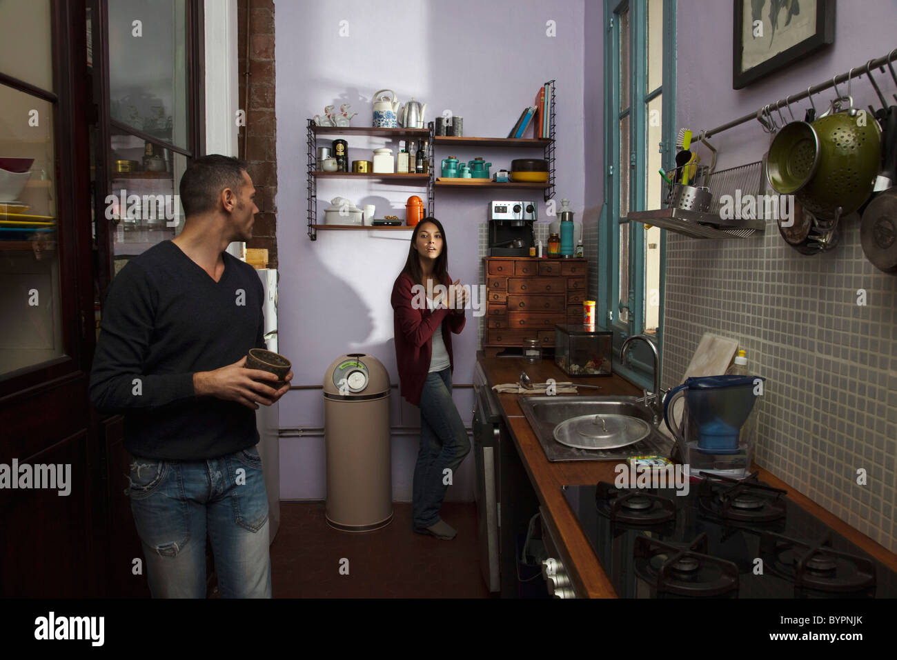 Paar in der Küche zusammen Stockfoto