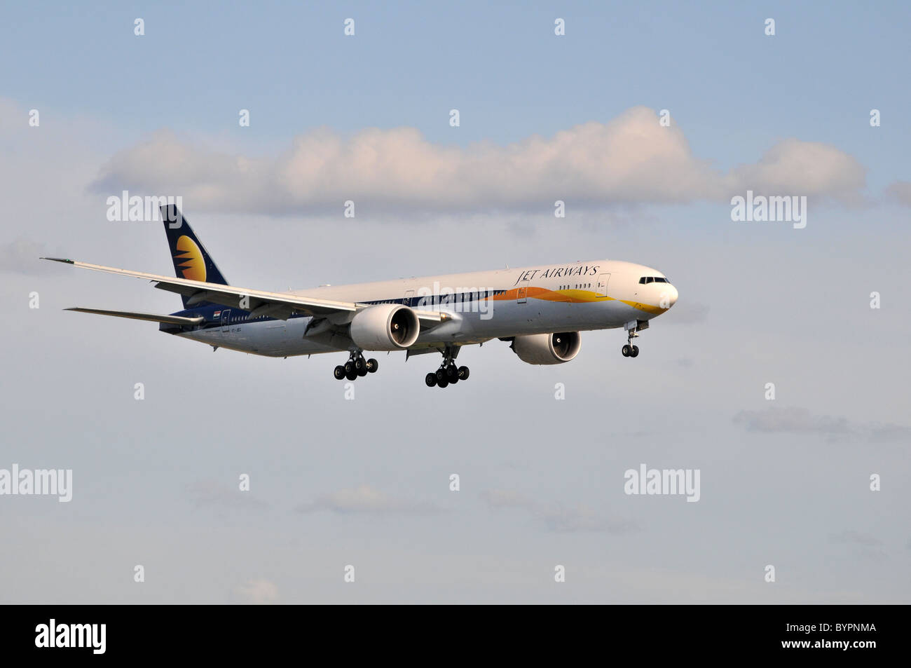 Boeing 777-300ER VT-JEC Jet Airways im Endanflug bis zur Landung mit ausgefahrenem Fahrwerk gesenkt Stockfoto