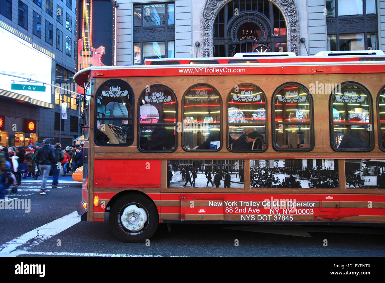 Zwei Etagen-Sightseeing-Bus anhalten an einer Kreuzung in Times square New York City 2010 Stockfoto