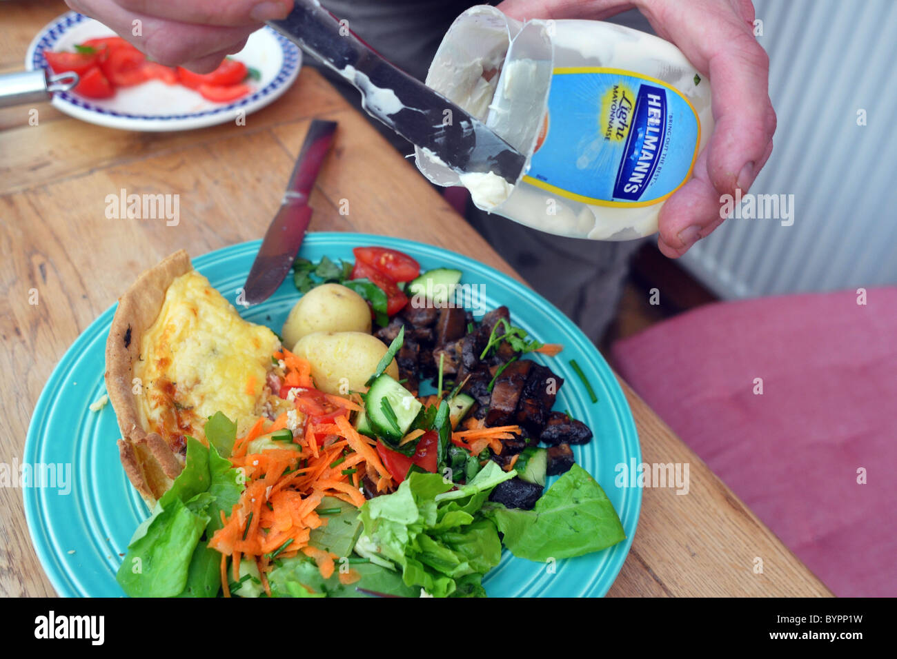 Geld sparen durch Kochen, den Anbau von Nahrungsmitteln und mit jeden letzten Schrott Mayonnaise Stockfoto